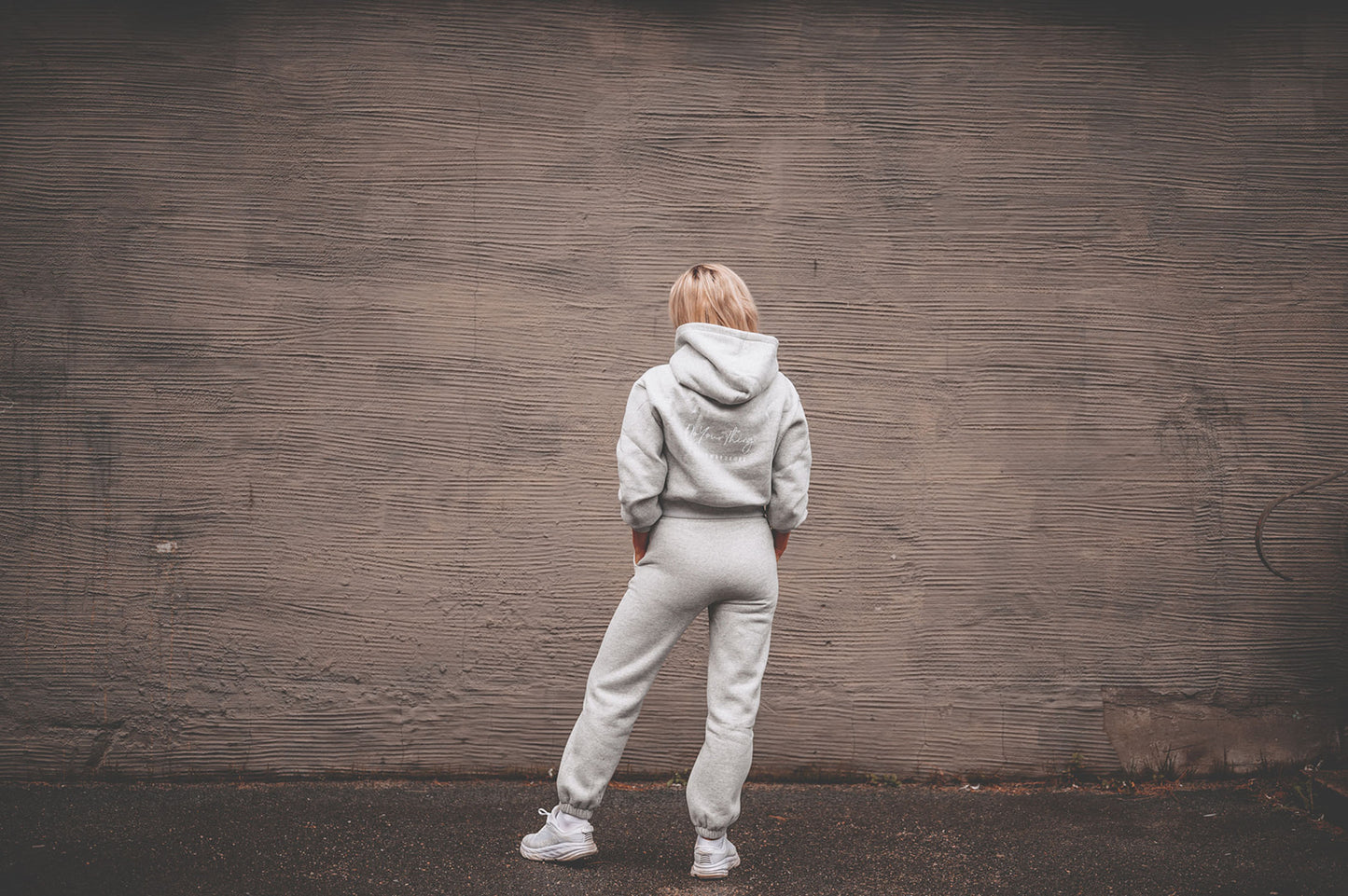 FORHÅNDSBESTILL Lysegrå hoodie