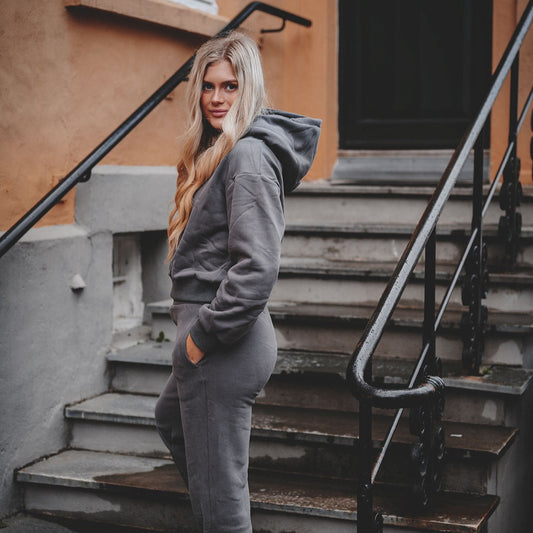 Koksgrå hoodie laget av mykt, høykvalitetsmateriale, med en strukturert hette og minimalistisk design for et stilrent og komfortabelt utseende.
