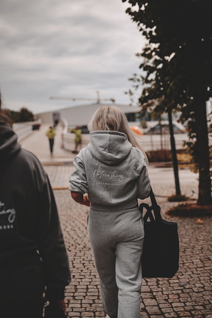 FORHÅNDSBESTILL Lysegrå hoodie