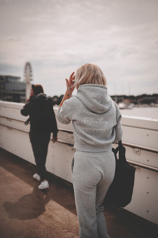 FORHÅNDSBESTILL Lysegrå hoodie