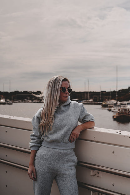 FORHÅNDSBESTILL Lysegrå hoodie