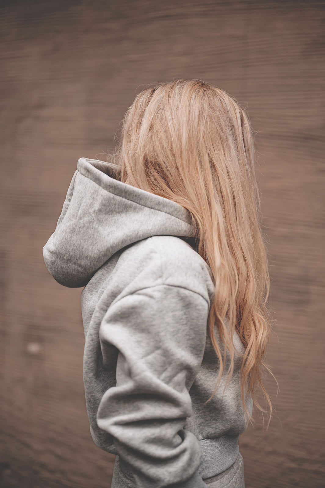 FORHÅNDSBESTILL Lysegrå hoodie